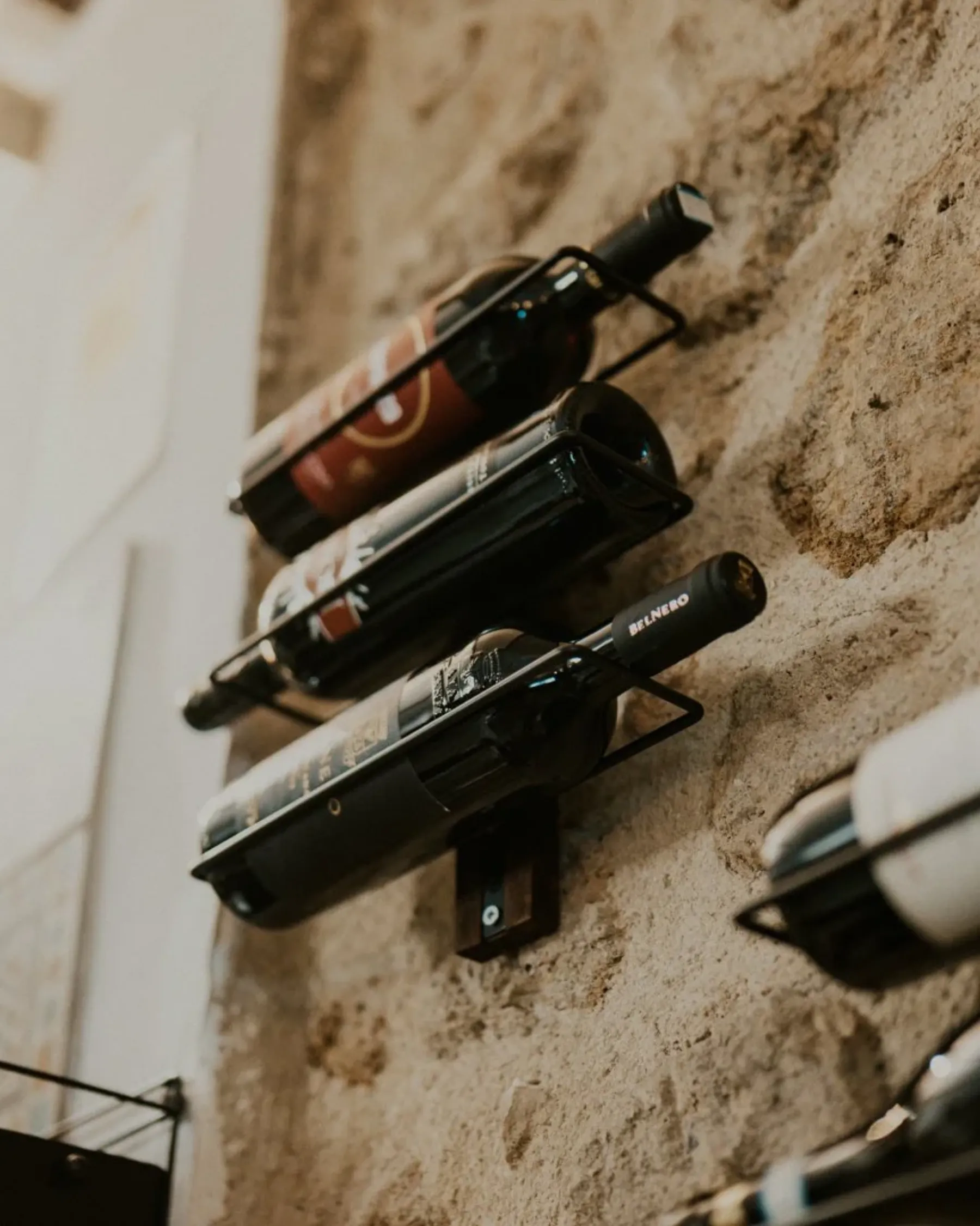Bottiglie di vino sulla parete in pietra